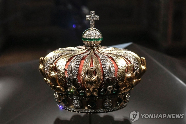 루브르박물관 내 아폴론 갤러리에 전시된 외제니 황후 왕관. 연합뉴스