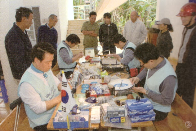 2011년 베트남 다낭에서 시계 수리 봉사활동을 하고 있는 장태호 시계 명인(사진 왼쪽 아래). 장태호 제공