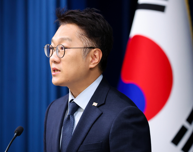 김남준 대변인이 20일 용산 대통령실에서 이날 진행된 이재명 대통령의 서울 ADEX 2025 개막식 및 방위산업 발전 토론회 참석 일정 관련 브리핑을 하고 있다. 연합뉴스