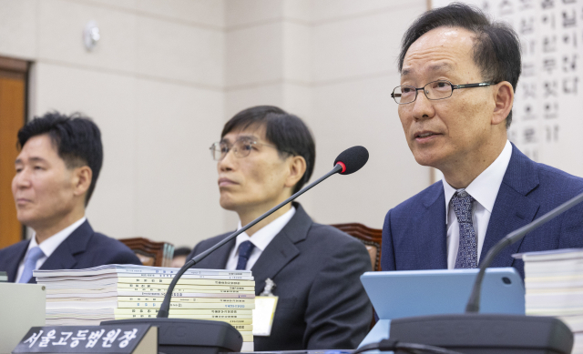 김대웅 서울고등법원장이 20일 국회 법제사법위원회에서 열린 2025년도 법사위 국정감사에 출석해 의원 질의에 답하고 있다. 연합뉴스