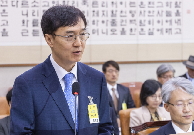 오민석 서울중앙지법원장이 20일 국회 법제사법위원회에서 열린 2025년도 법사위 국정감사에 출석해 기관 현황보고를 하고 있다. 연합뉴스