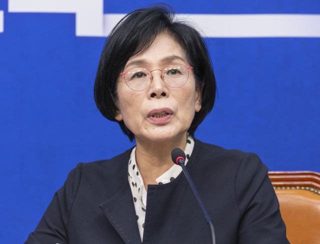 더불어민주당 언론개혁특별위원회 최민희 위원장이 20일 국회 언론개혁특위 허위 조작정보 근절안을 발표하고 있다. 연합뉴스