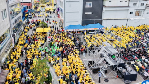 문경 구도심 '노란 물결'로 물들다…박서진 팬덤 테마길 완공, 다양한 반응