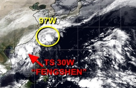 미국 합동태풍경보센터(JTWC, Joint Typhoon Warning Center) 감시 97W 열대요란(노란 원, 향후 25호 태풍 발달 가능성) 위치. 아래 빨간 화살표는 베트남 다낭 일대로 남서진 중인 24호 태풍 펑선 위치. JTWC 홈페이지