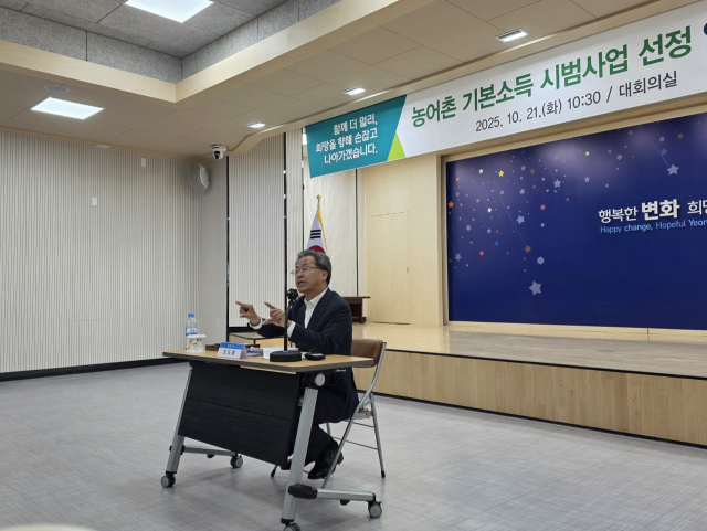 오도창 영양군수가 21일 군청 대회의실에서 농어촌 기본소득 시범사업 선정과 관련해 앞으로의 영양군 정책에 대해 설명하고 있다. 김영진 기자