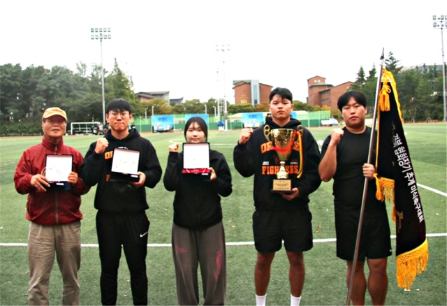 대회 1부리그 우승팀 경북대의 박경규 감독, MVP 황희재, 매니저 김서연, 주장 조현영, 부주장 박민욱(왼쪽부터). 대구경북 미식축구협회 제공