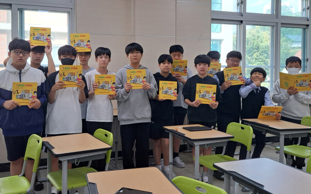 1001 프로젝트에 참여한 영주중학교 1학년 동아리 학생들이 출간한 동화책을 들어 보이고 있다. 영주중 제공