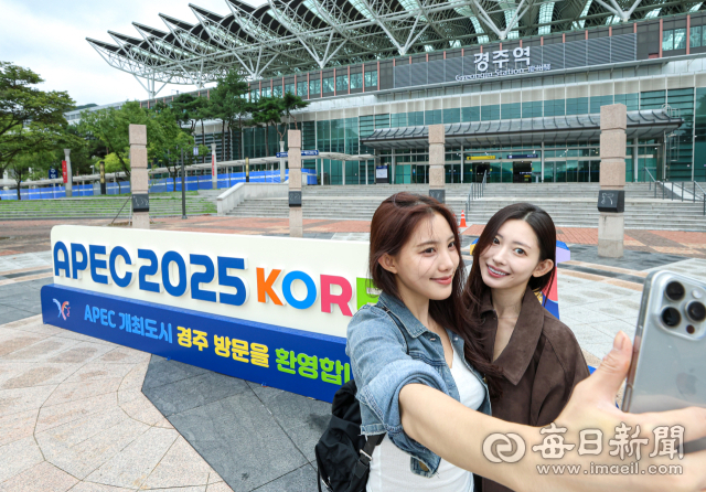 경주역 앞 광장에 설치된 행사 관련 홍보 조형물 앞에서 관광객들이 기념촬영을 하고 있다. 안성완 기자 asw0727@imaeil.com