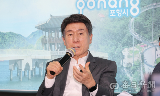 이강덕 포항시장이 21일 기자간담회를 통해 영국-아이슬란드 순방 주요 일정과 주요 성과 등을 밝히고 있다. 포항시 제공