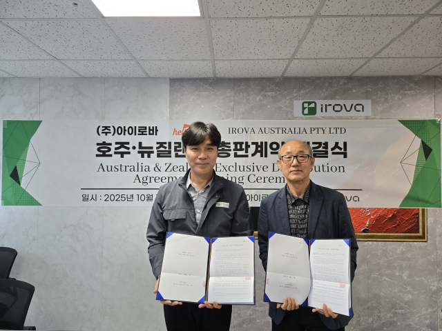 지난 17일 이배희(왼쪽) 아이로바 대표와 캐빈 최 IROVA AUSTRALIA PTY LTD 대표가 호주 및 뉴질랜드 현지 캐디로봇 판매 계약을 체결한 후 기념촬영을 하고 있다. 대경ICT산업협회 제공