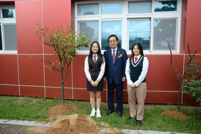 경북 구미 오상중·고등학교가 지난 1945년 4월 16일 사립 1호로 설립된 이후 개교 80주년을 맞이해 행사를 진행한 가운데, 기념식수 행사도 가졌다. 구미오상중고등학교 제공