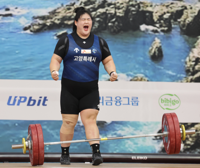 21일 부산 남구 국민체육센터 2관에서 열린 제106회 전국체육대회 역도 여자일반부 87kg 이상급에서 박혜정(고양시청)이 인상 3차 시기에서 123kg을 들어 올리고 포효하고 있다. 연합뉴스