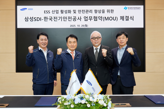 삼성SDI는 21일 전기안전공사와 ESS와 무정전전원장치(UPS) 등 배터리 관련 산업 발전을 위한 업무협약(MOU)을 맺었다고 밝혔다. 김성주 전기안전공사 기술이사, 남화영 전기안전공사 대표이사 사장, 최주선 삼성SDI 대표이사 사장, 박진 삼성SDI 중대형사업부장 부사장이 업무협약을 체결한 뒤 기념 촬영하고 있다. 연합뉴스