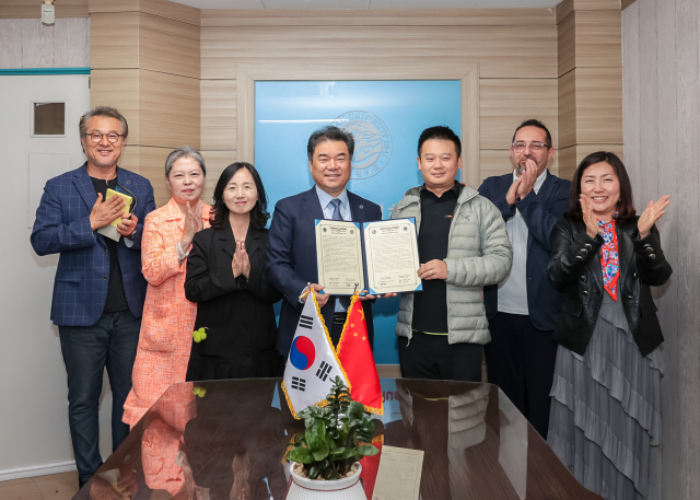 영남대학교가 중국 사천문화예술대학교와 음악예술 분야의 상호 발전과 협력을 위한 업무협약을 체결했다. 왼쪽 네 번째부터 영남대 음악대학 한용희 학장, 사천문화예술대학교 자오윤선(Zhao Yunsen) 부총장. 영남대 제공