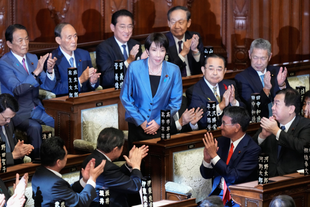 21일 일본 도쿄에서 열린 중의원 임시회에서 다카이치 사나에 자민당 총재가 신임 총리로 선출되자 의원들이 박수를 보내고 있다. AP 연합뉴