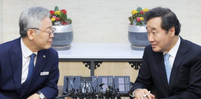 5년 전이었던 2020년 7월 30일 당시 경기도청에서 만난 이재명 대통령(당시 경기도지사)과 이낙연 전 국무총리(당시 더불어민주당 당 대표 후보). 연합뉴스