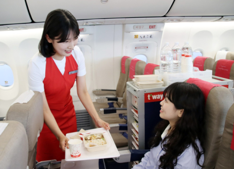 티웨이항공, '펄프 몰드' 소재 친환경 기내식 용기 도입