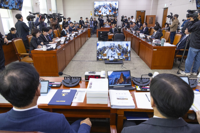 20일 국회 법제사법위원회에서 열린 2025년도 법사위 국정감사에서 국민의힘 의원들이 추미애 위원장에게 의사 진행 발언 기회를 요구하며 항의하고 있다. 연합뉴스