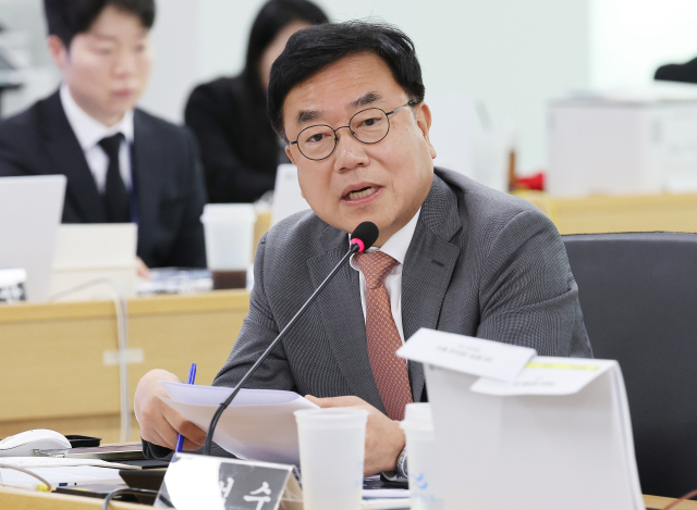 21일 경기도 수원시 영통구 경기도청에서 열린 국회 행정안전위원회의 경기도에 대한 국정감사에서 국민의힘 서범수 의원이 질의하고 있다. 연합뉴스