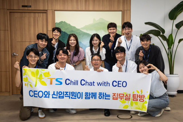 CEO와 신입직원이 함께 하는 집무실 탐방에서 정용식(앞줄 가운데) 이사장이 신입직원들과 기념촬영을 하고 있다. 한국교통안전공단 제공