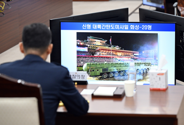 진영승 합동참모본부 의장이 14일 서울 용산구 합동참모본부에서 열린 2025년 국정감사에서 북한이 공개한 신형 대륙간탄도미사일 화성-20형 사진을 보고 있다. 연합뉴스