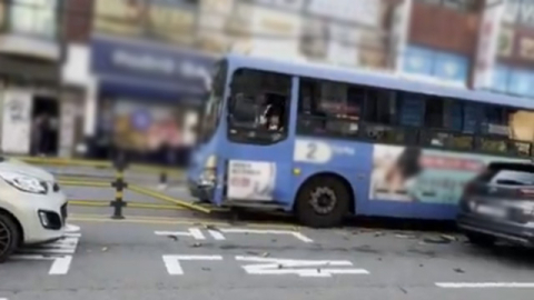 술취한 승객이 버스기사 '퍽'…중앙분리대 들이받은 버스