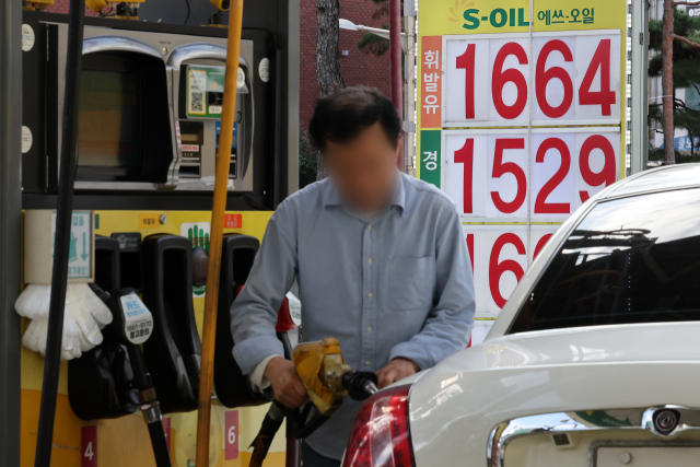국내 주유소 휘발유의 주간 평균 가격이 4주 만에 하락 전환한 것으로 나타난 19일 서울 시내의 한 주유소 모습. 연합뉴스