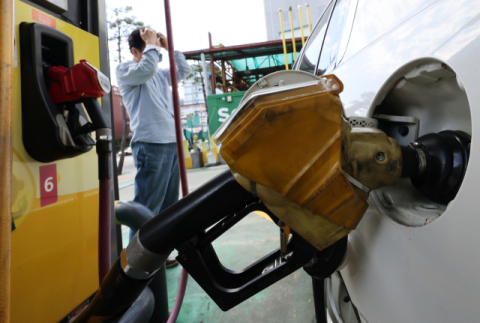 유류세 인하 2개월 연장…인하율은 휘발유 7%·경유 10%로 축소