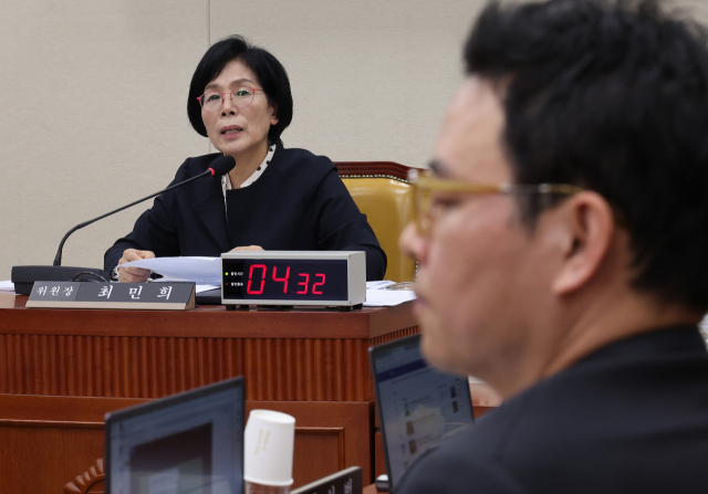 국민의힘 박정훈 의원이 20일 서울 여의도 국회 과학기술정보방송통신위원회에서 열린 국정감사에서 최민희 위원장의 발언을 듣고 있다. 연합뉴스