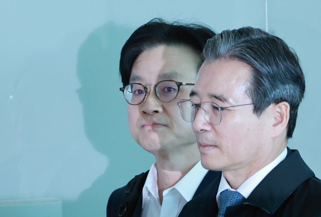 김용범 대통령실 정책실장(오른쪽)과 김정관 산업통상부 장관이 22일 한미 관세 협상 추가 논의를 위해 인천국제공항 제2여객터미널에서 미국 워싱턴DC로 출국하고 있다. 연합뉴스