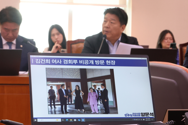 더불어민주당 양문석 의원이 22일 서울 여의도 국회에서 열린 문화체육관광위원회의 국립중앙박물관, 국립중앙도서관 등에 대한 국정감사에서 정용석 국립박물관문화재단 사장에게 김건희 여사의 경복궁 근정전 용상 착석 의혹에 관해 추궁하고 있다. 연합뉴스