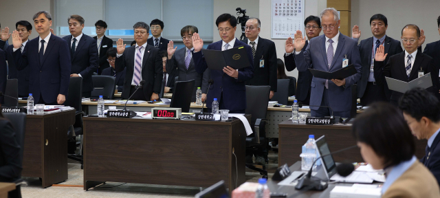 대구시교육청에서 22일 열린 국회 교육위원회의 국정감사에서 출석한 경북대학교, 강원대학교, 경북대병원, 강원대병원, 경북대치과병원, 강릉원주대치과병원의 총장과 병원장들이 선서를 하고 있다. 연합뉴스