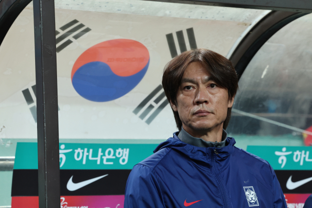 14일 서울 마포구 서울월드컵경기장에서 열린 한국과 파라과이 축구 대표팀의 친선경기. 한국 축구 대표팀 홍명보 감독이 경기장에 입장한 뒤 선수들을 바라보고 있다. 연합뉴스