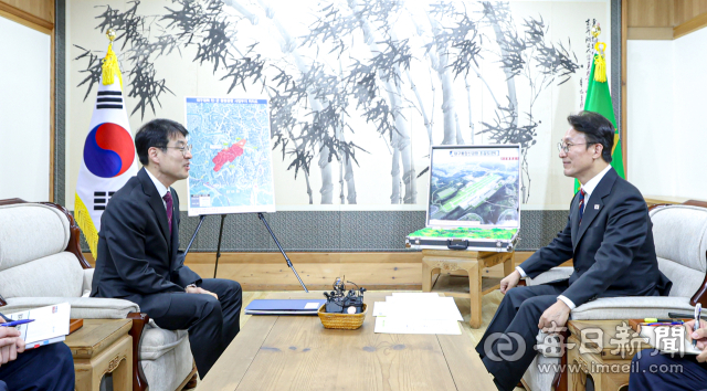 김민석(오른쪽) 국무총리가 22일 대구시청 동인청사를 방문해 김정기 대구시장 권한대행과 