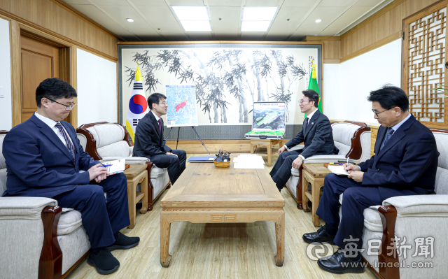 김민석(오른쪽) 국무총리가 22일 대구시청 동인청사를 방문해 김정기 대구시장 권한대행과 