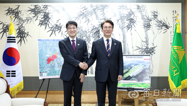 김민석(오른쪽) 국무총리가 22일 대구시청 동인청사를 방문해 김정기 대구시장 권한대행과 악수하고 있다. 안성완 기자 asw0727@imaeil.com