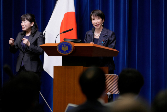 다카이치 사나에 일본 총리가 21일 총리 관저에서 있은 기자회견에서 기자들의 질문에 답하고 있는 모습. 로이터 연합뉴스