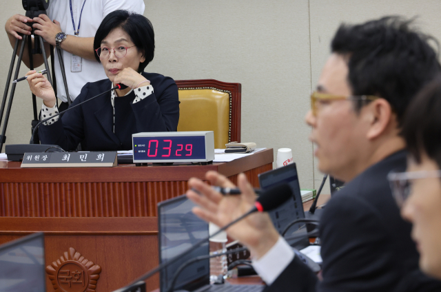 21일 국회 과방위 국감장에서 딸 결혼식 관련 경위를 설명하는 도중 최민희 더불어민주당 국회의원. KBS뉴스 유튜브