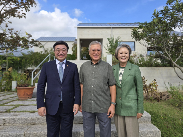 왼쪽부터 윤호중 행정안전부 장관, 문재인 전 대통령, 김정숙 여사. 윤호중 장관 페이스북
