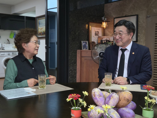 故(고) 노무현 전 대통령 부인 권양숙 여사와 윤호중 행정안전부 장관. 윤호중 장관 페이스북