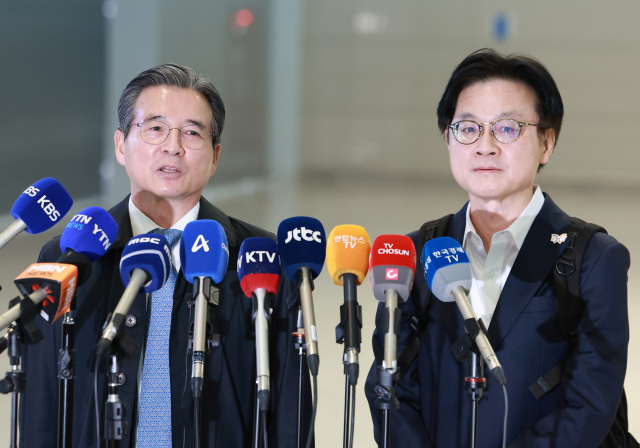 김용범 대통령실 정책실장이 22일 한미 관세 협상 추가 논의를 위해 인천국제공항 제2여객터미널에서 미국 워싱턴DC로 출국하기 앞서 발언하고 있다. 김 실장 오른쪽은 김정관 산업통상부 장관. 연합뉴스
