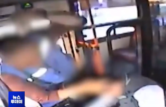 인천에서 술에 취한 승객이 버스 운전기사를 폭행하는 바람에 버스가 중앙분리대를 들이받는 사고가 발생한 가운데 CCTV에 당시 폭행 장면이 그대로 찍혔다. MBC 보도화면 캡처