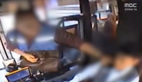운전대 잡은채 마구 맞았다…버스기사 폭행한 만취 승객, CCTV 보니