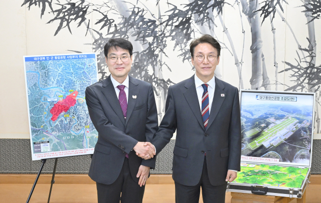 김정기 대구시장 권한대행은 22일 시청 동인청사에서 김민석 국무총리를 만나 대구경북신공항, 취수원 이전 등 대구 주요 현안을 건의했다. 대구시 제공.