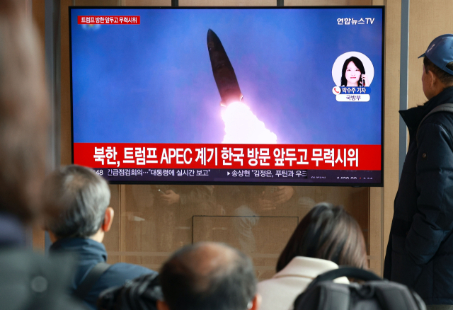 북한이 이재명 정부 출범 이후 처음 미사일을 발사했다. 합동참모본부에 따르면 북한은 22일 동해상으로 미상의 탄도미사일을 쐈다. 북한의 탄도미사일 도발은 지난 5월 8일 이후 167일 만이며, 올해 5번째다. 이날 서울 중구 서울역에서 시민들이 관련 뉴스를 시청하고 있다. 연합뉴스