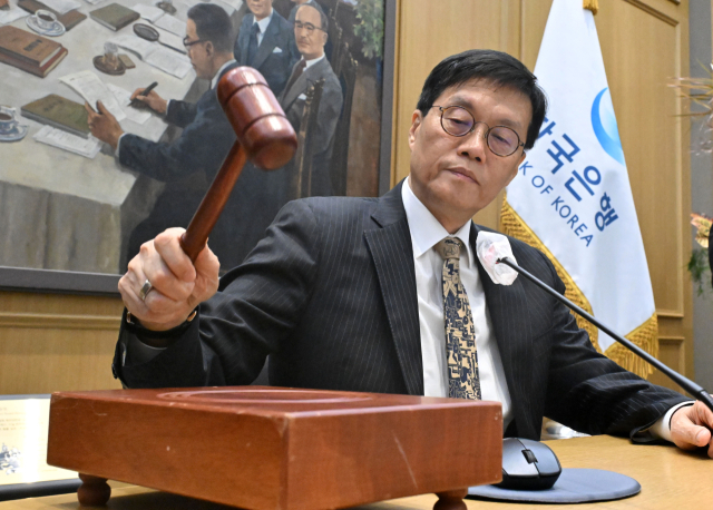 이창용 한국은행 총재가 23일 서울 중구 한국은행 본관에서 열린 금융통화위원회 본회의에서 의사봉을 두드리고 있다. 연합뉴스