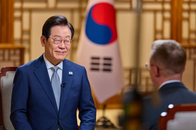 이재명 대통령이 22일 용산 대통령실 자유홀에서 CNN과 인터뷰를 하고 있다. 연합뉴스