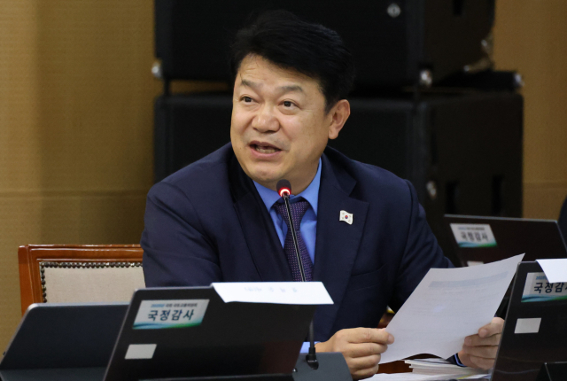 21일 대전 국가철도공단 본사에서 열린 국회 국토교통위원회의 한국철도공사(코레일)·국가철도공단·에스알(SR)에 대한 국정감사에서 더불어민주당 복 기왕 의원이 질의하고 있다. 연합뉴스
