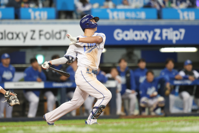 삼성 라이온즈의 김영웅이 22일 대구에서 열린 프로야구 플레이오프 한화 이글스와의 4차전 7회말 역전 3점 홈런을 터뜨리고 있다. 삼성 제공
