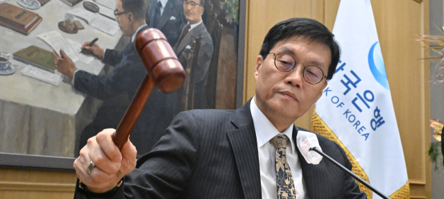 기준금리 3연속 동결…부동산 과열·환율 불안 '신중 모드'